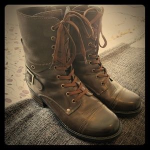 Taos Crave boots in grey